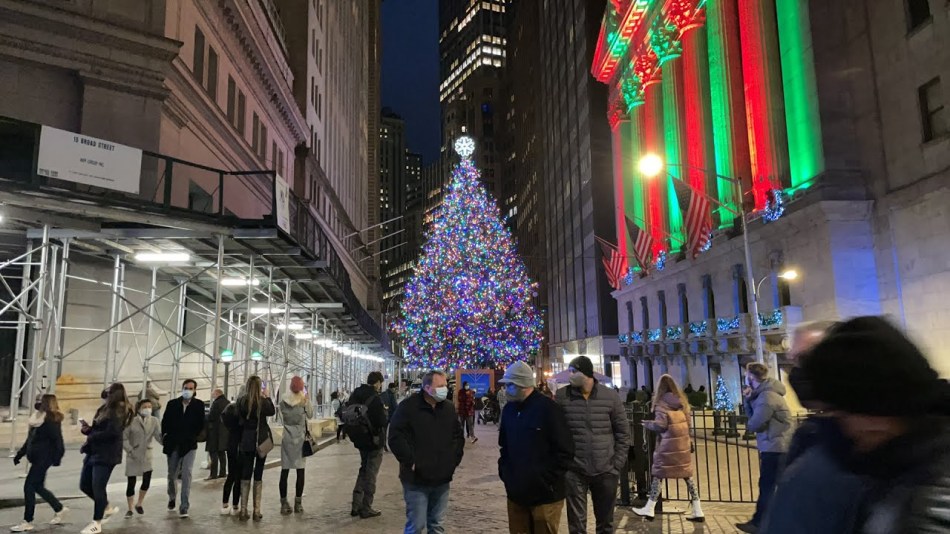 Wal Street Christmas Tree | Very Merry Guide to Christmas in NYC
